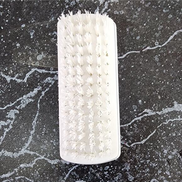 Amera hand and nail brush cleans nails. Suitable for home  and professional use - Picture 2 of 4